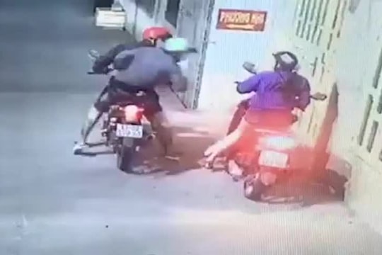 Camera ghi hình người phụ nữ bị cướp tấn công 