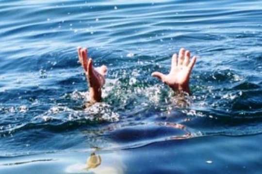 Cháu bé hơn 1 tuổi chết đuối trong bể nước nhà hàng xóm  ​