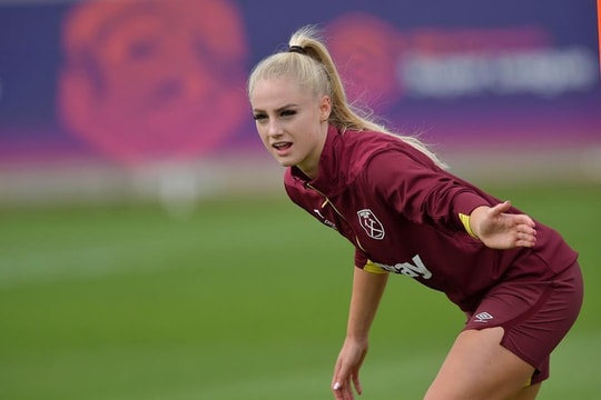 Nữ 9X xinh như 'thiên thần', đá bóng hay, có bạn gái cũng là cầu thủ