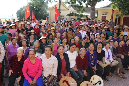 Đông đảo người dân Đô Lương chờ đón tuyển thủ Thái Thị Thảo sau SEA Games 30