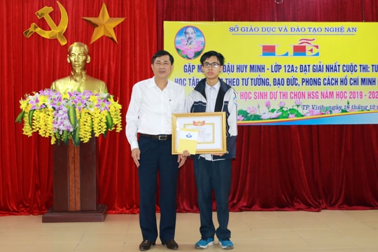 Nghệ An: Khen thưởng học sinh đạt giải Nhất cuộc thi học tập và làm theo Bác Hồ