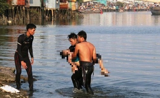 Lật thuyền, 2 bố con đuối nước trên sông Hoàng Mai