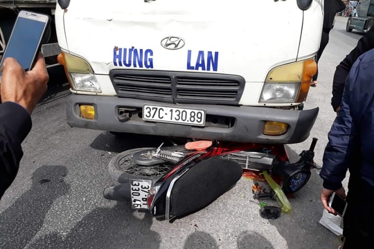 3 ông cháu thoát chết khi xe máy nằm dưới gầm xe tải