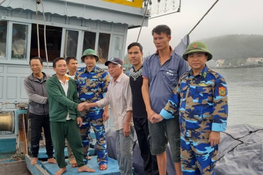 14 ngư dân Nghệ An trên tàu cá gặp nạn vào bờ an toàn