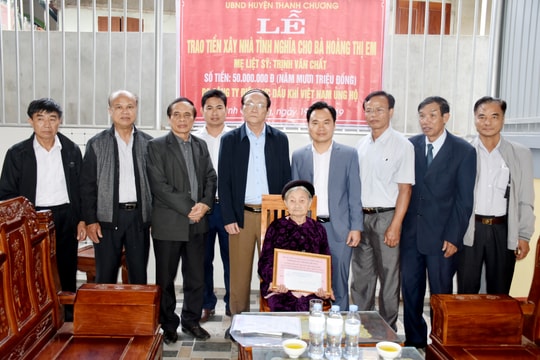 Trao 50 triệu đồng hỗ trợ xây dựng nhà tình nghĩa cho thân nhân liệt sỹ ở Thanh Chương