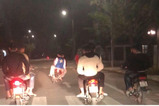 Xử lý nhóm thanh thiếu niên điều khiển mô tô dàn hàng ngang, đánh võng tại thành phố Vinh