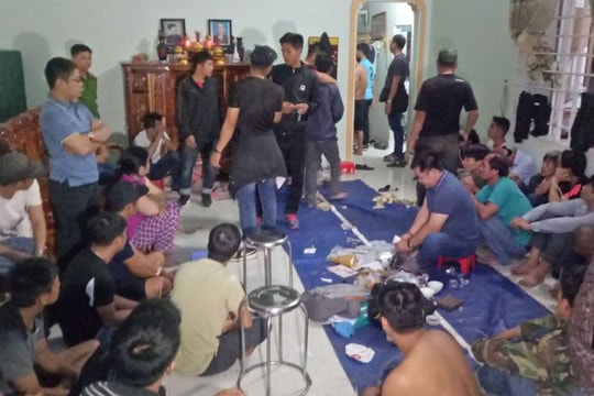 Bắt quả tang 44 con bạc cả nam và nữ đang say sưa sát phạt