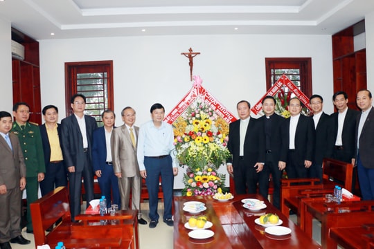 Phó Chủ tịch UBND tỉnh chúc mừng Lễ Giáng sinh tại Đại chủng viện và giáo hạt Xã Đoài