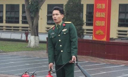 Nghệ An: Thiếu tá quân đội cứu sống một phụ nữ nhảy cầu tự tử