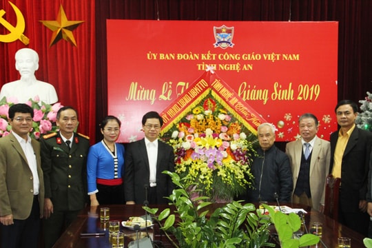 Phó Bí thư Thường trực Tỉnh ủy Nguyễn Xuân Sơn chúc mừng Ủy ban đoàn kết Công giáo tỉnh