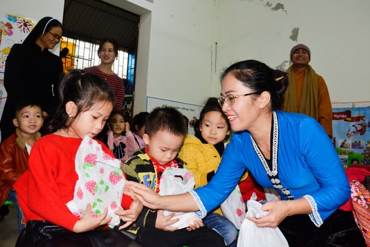 Chủ tịch Ủy ban MTTQ tỉnh chúc mừng Giáng sinh các Hội dòng, Trung tâm nuôi dạy trẻ 