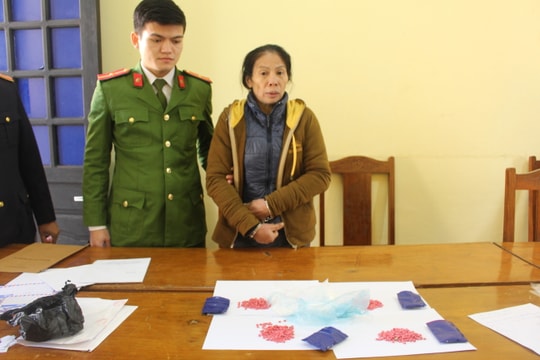Bắt 'nữ quái' vận chuyển hơn 800 viên ma túy tổng hợp đi tiêu thụ ở miền núi Nghệ An