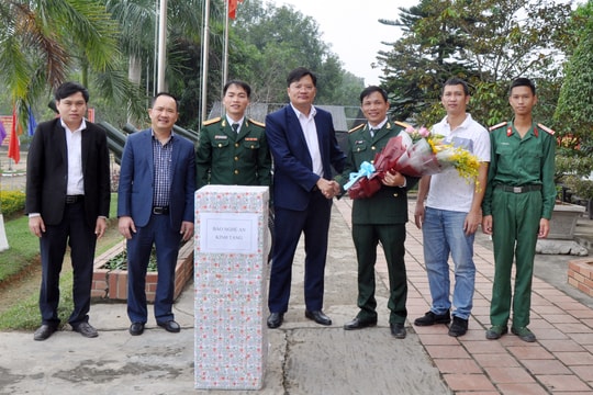 Báo Nghệ An chúc mừng Tiểu đoàn 17 - Sư đoàn 324 nhân ngày 22/12