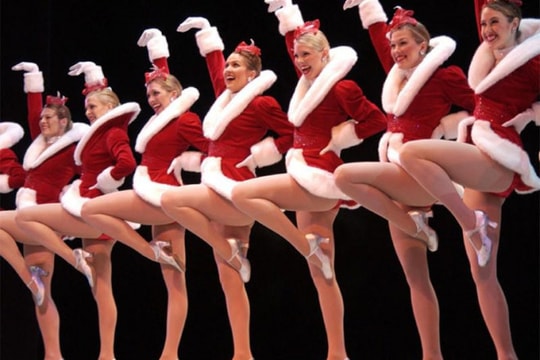 Ngắm những 'cô gái Noel' cuốn hút mùa Giáng sinh