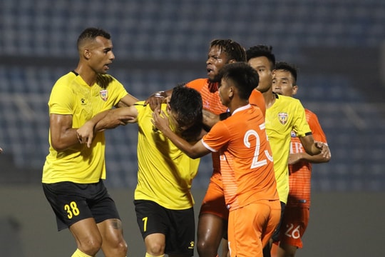 Cầu thủ SHB Đà Nẵng vào bóng triệt hạ cựu tiền vệ SLNA trong trận bóng giao hữu