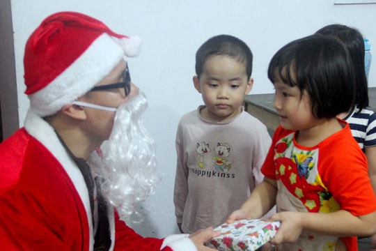 Sôi động các dịch vụ, ông già Noel 'chạy show' dịp Giáng sinh tại Nghệ An