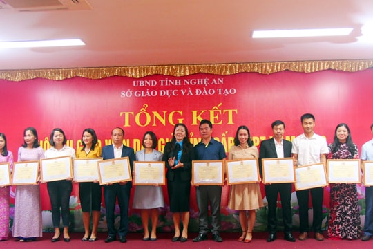 Khen thưởng 42 giáo viên xuất sắc đạt điểm cao tại Hội thi giáo viên dạy giỏi tỉnh