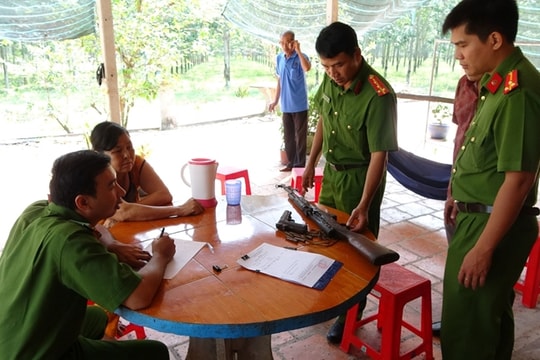 Dọn nhà, người phụ nữ phát hiện 2 khẩu súng quân dụng giao nộp cho công an