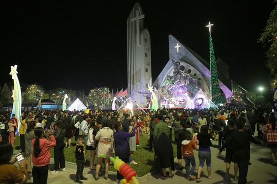 Tưng bừng đón Giáng sinh ở thành phố Vinh