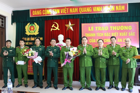 Khen thưởng Ban chuyên án thu giữ 30 bánh heroin ở Nghệ An