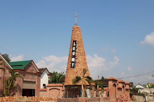 Cây thông với hàng nghìn nồi đất, qua 3 mùa Giáng sinh vẫn như mới