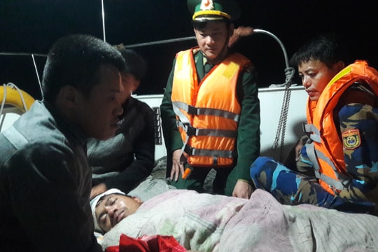 Cấp cứu kịp thời thuyền viên tàu cá Nghệ An bị nạn trên biển