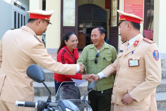 Trao trả 3 xe máy bị mất từ nhiều năm trước cho 3 nữ chủ nhân