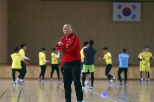 Khốc liệt cuộc đua danh sách U23 Việt Nam đi U23 châu Á; Chủ tịch Sint-Truidense tiếc Công Phượng