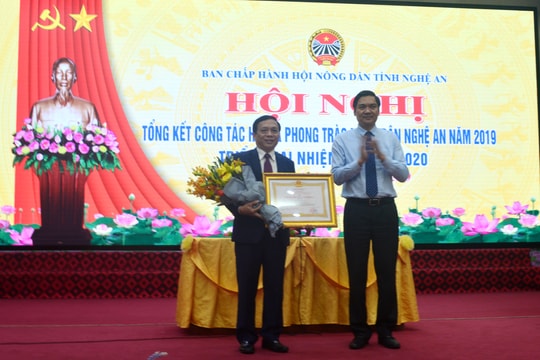 Chủ tịch Hội nông dân Nghệ An được tặng Huân chương lao động hạng Ba 