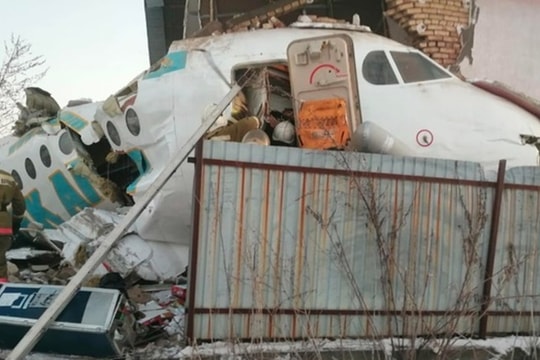 Máy bay chở 100 người đâm vào tòa nhà
