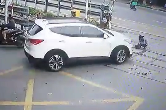 Xế hộp đâm trọng thương nữ nhân viên đang làm vệ sinh ray đường sắt