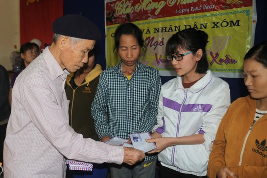 Ấm áp 'Tết Vì người nghèo'