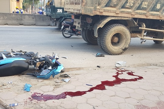 Xe máy sang đường va chạm với ô tô, nam thanh niên tử vong tại chỗ