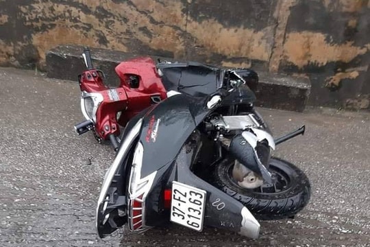  Xe máy rơi xuống cống bên Quốc lộ 1A, hai người thương vong