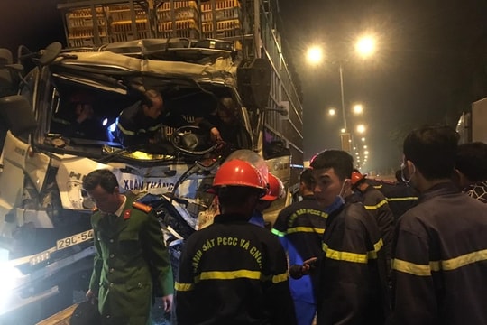 Giải cứu tài xế xe tải mắc kẹt trong cabin bẹp dúm trên quốc lộ 1A