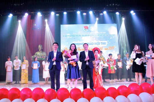 Nữ sinh đạt giải Nhất chung kết Hội thi Giọng hát hay Đại học Vinh