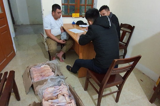 Phát hiện trên ô tô vận chuyển 2 thùng gà không đầu, không chân ra chợ