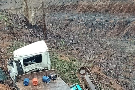  Ô tô chở máy cẩu rơi xuống vực ở Nghệ An