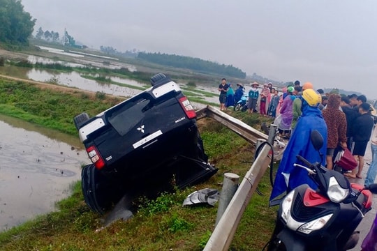 Xe Mitsubishi đâm vào lan can rồi lật nhào trên đường N5, hai phụ nữ bị thương nặng 