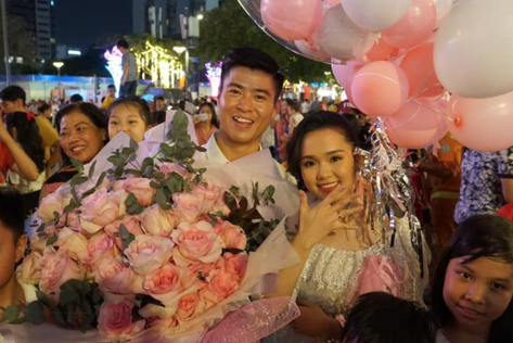 Duy Mạnh cầu hôn Quỳnh Anh ngay giữa phố đi bộ trong ngày Tết Dương lịch