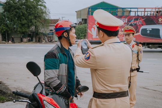 Người đàn ông ở Nghệ An uống 6 chén rượu, bị xử phạt 7 triệu đồng, tước GPLX 23 tháng