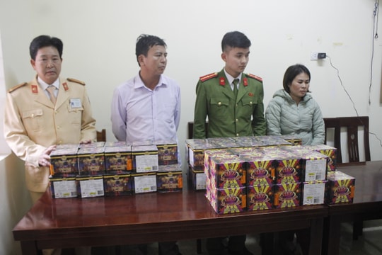 Đang vận chuyển gần 1 tạ pháo, 2 đối tượng bị bắt giữ