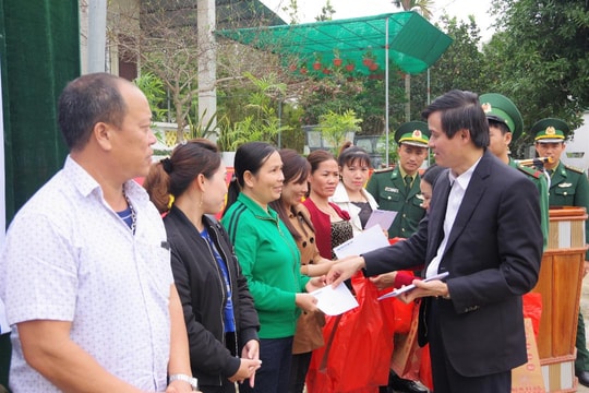 Hàng nghìn suất quà tết được trao tận tay người nghèo ở Nghệ An