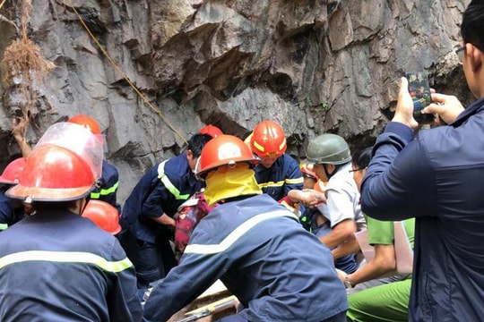 40 cảnh sát cứu hai mẹ con bị núi lở vùi lấp khi đang đốt vàng mã