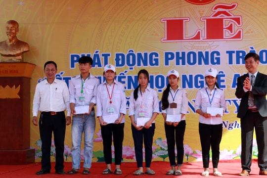 Hơn 190.000 học sinh Nghệ An được trao học bổng khuyến học