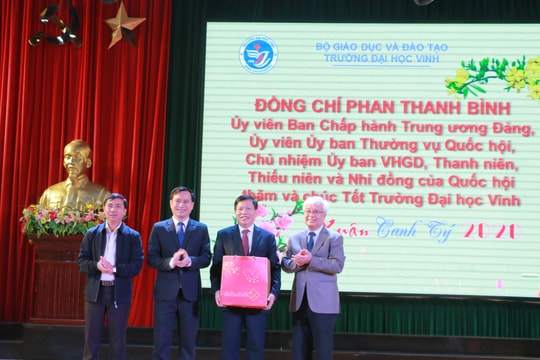 Ủy viên Ủy ban Thường vụ Quốc hội Phan Thanh Bình thăm, tặng quà, chúc Tết tại Nghệ An