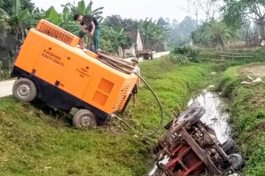 Mất lái, xe đầu kéo tự chế lật nhào xuống mương nước