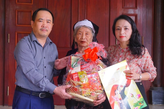 Báo Nghệ An thăm hỏi, tặng quà Tết Bà mẹ Việt Nam anh hùng, thân nhân liệt sỹ