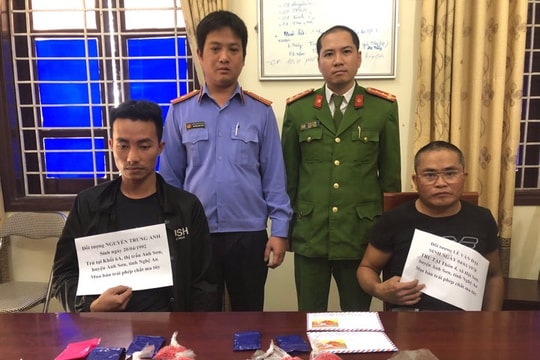 Bắt giữ 2 đối tượng đi xe sang thu 1.100  viên hồng phiến và nhiều vũ khí nóng