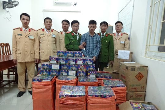 Bắt xe khách biển Lào vận chuyển 840 kg pháo trái phép 